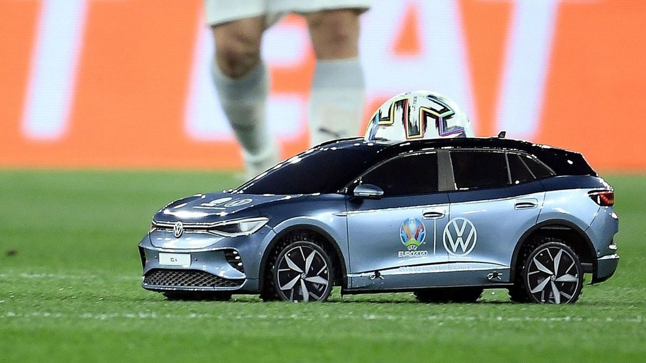 To ten niepozorny samochodzik został bohaterem meczu otwarcia Euro 2020