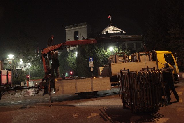 "Płot hańby" odgradzający demonstrujących od Sejmu zniknął w środę wieczorem.