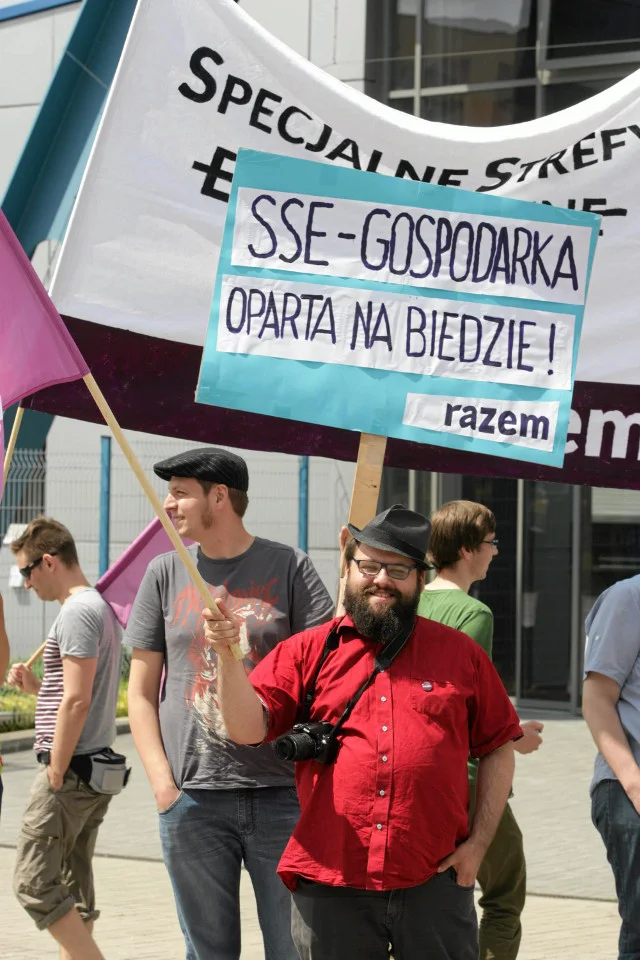 Protest członków partii Razem przeciw strefom ekonomicznym.