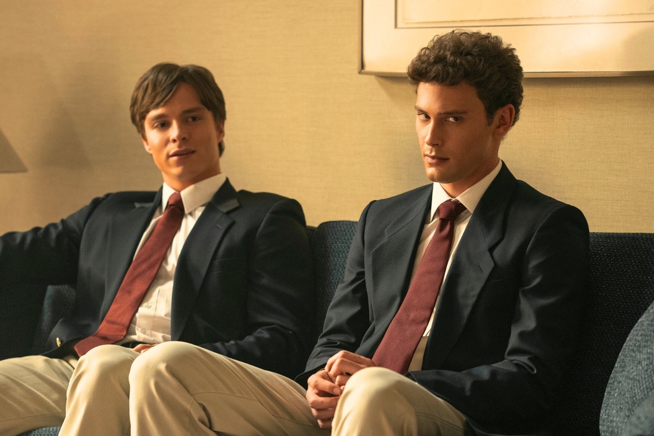 Scena pocałunku w serialu "Potwory" o braciach Menendez oburzyła widzów Scena pocałunku w serialu "Potwory" o braciach Menendez oburzyła widzów