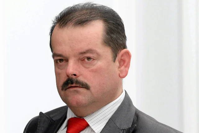 Lider rolniczych OPZZ Sławomir Izdebski zapowiedział niedzielną blokadę A2. Jeżeli nie doprowadzi ona do rozmów z rządem, strajk zostanie rozszerzony na inne województwa