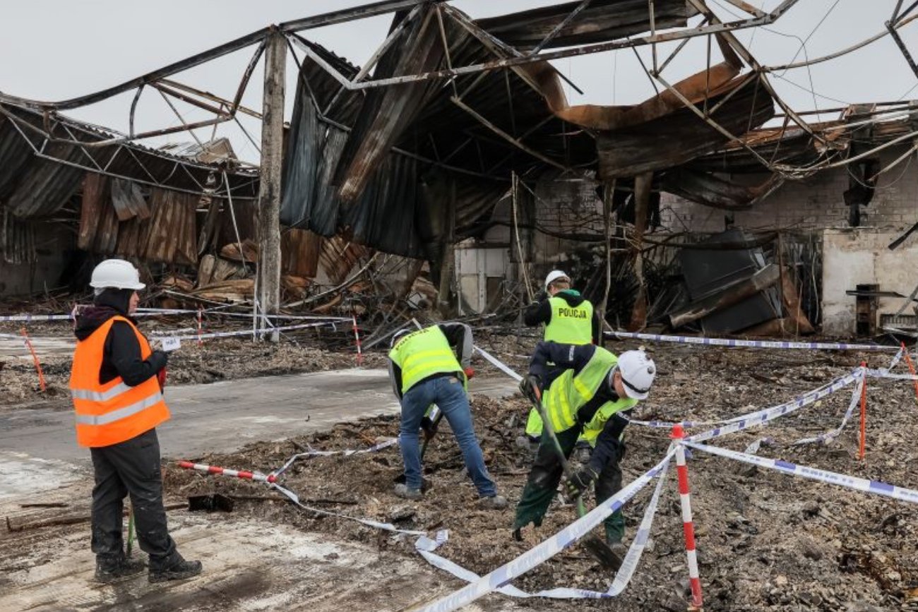 Pożar hali Marywilska 44. Śledczy ujawnili na nagraniu cenne przedmioty znalezione w pogorzelisku. Pożar hali Marywilska 44. Śledczy znaleźli w pogorzelisku prawie 2 milionych złotych.