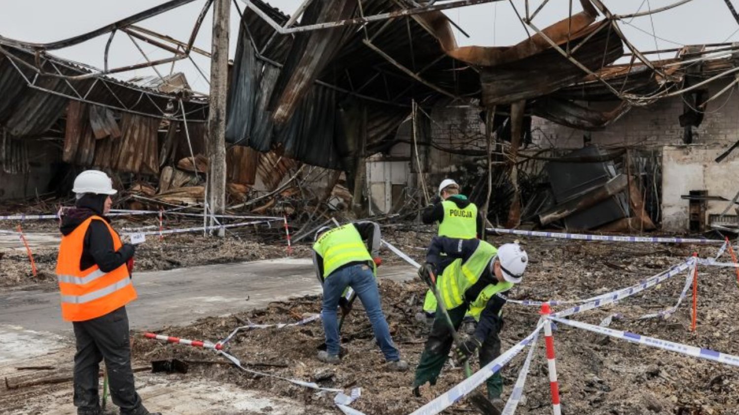 Pożar hali Marywilska 44. Śledczy znaleźli w pogorzelisku prawie 2 milionych złotych.
