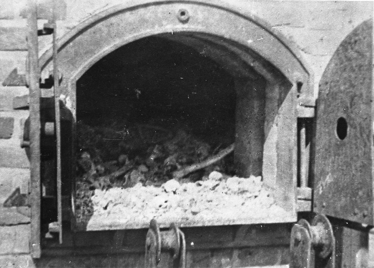 KL Majdanek po wyzwoleniu w 1944 r. Wnętrze pieca krematorium ze spalonymi szczątkami ludzkimi.
