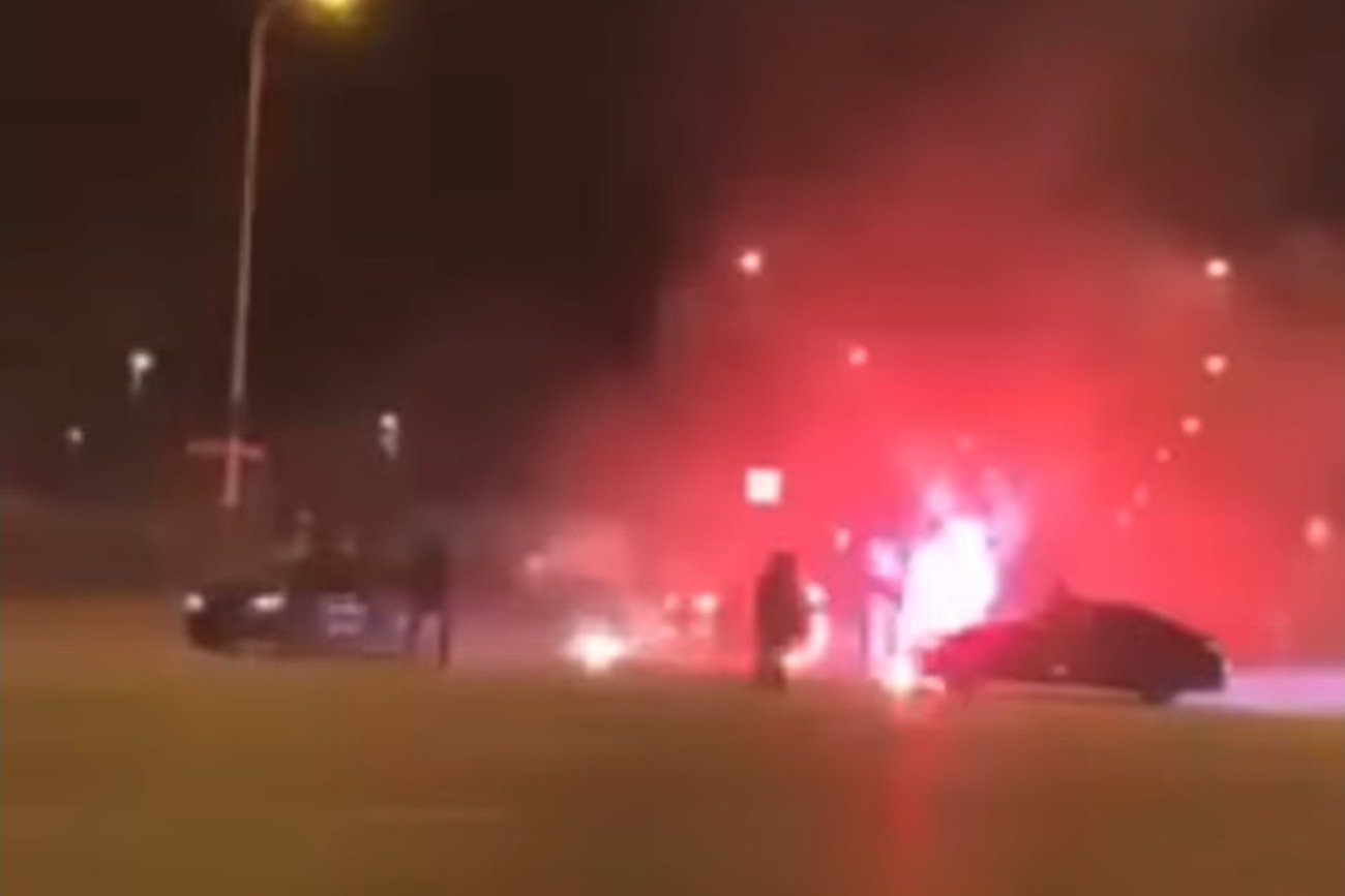 W Łodzi kierowcy driftowali na skrzyżowaniu.