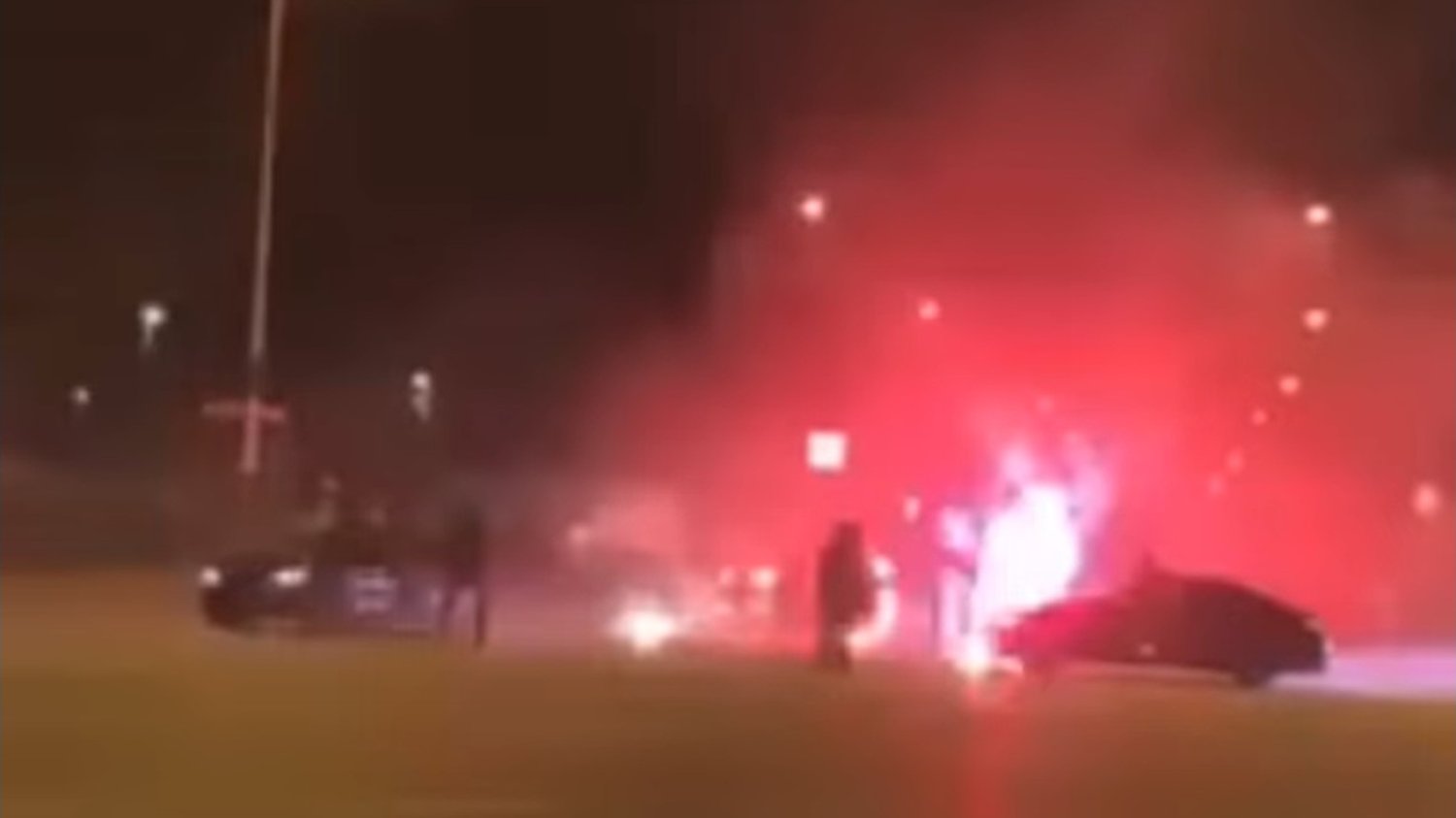 W Łodzi kierowcy driftowali na skrzyżowaniu.