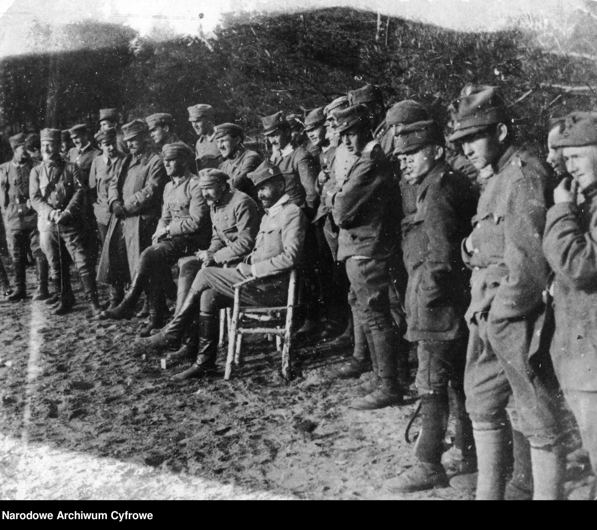 Marszałek Józef Piłsudski obserwuje mecz w towarzystwie swoich legionistów