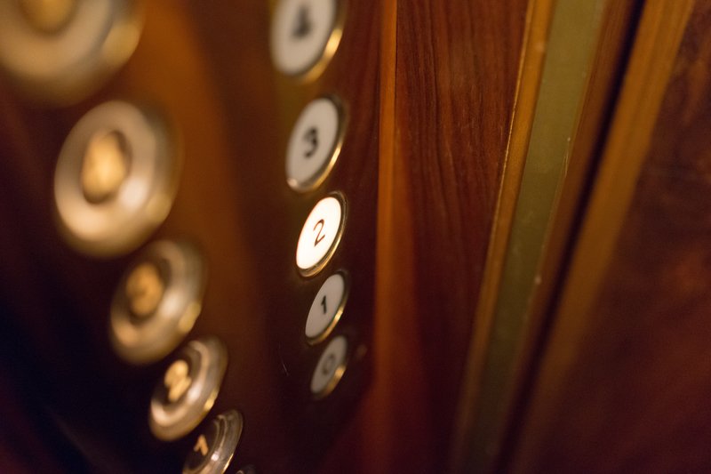 Stara winda nie posiadała przycisku alarmującego.