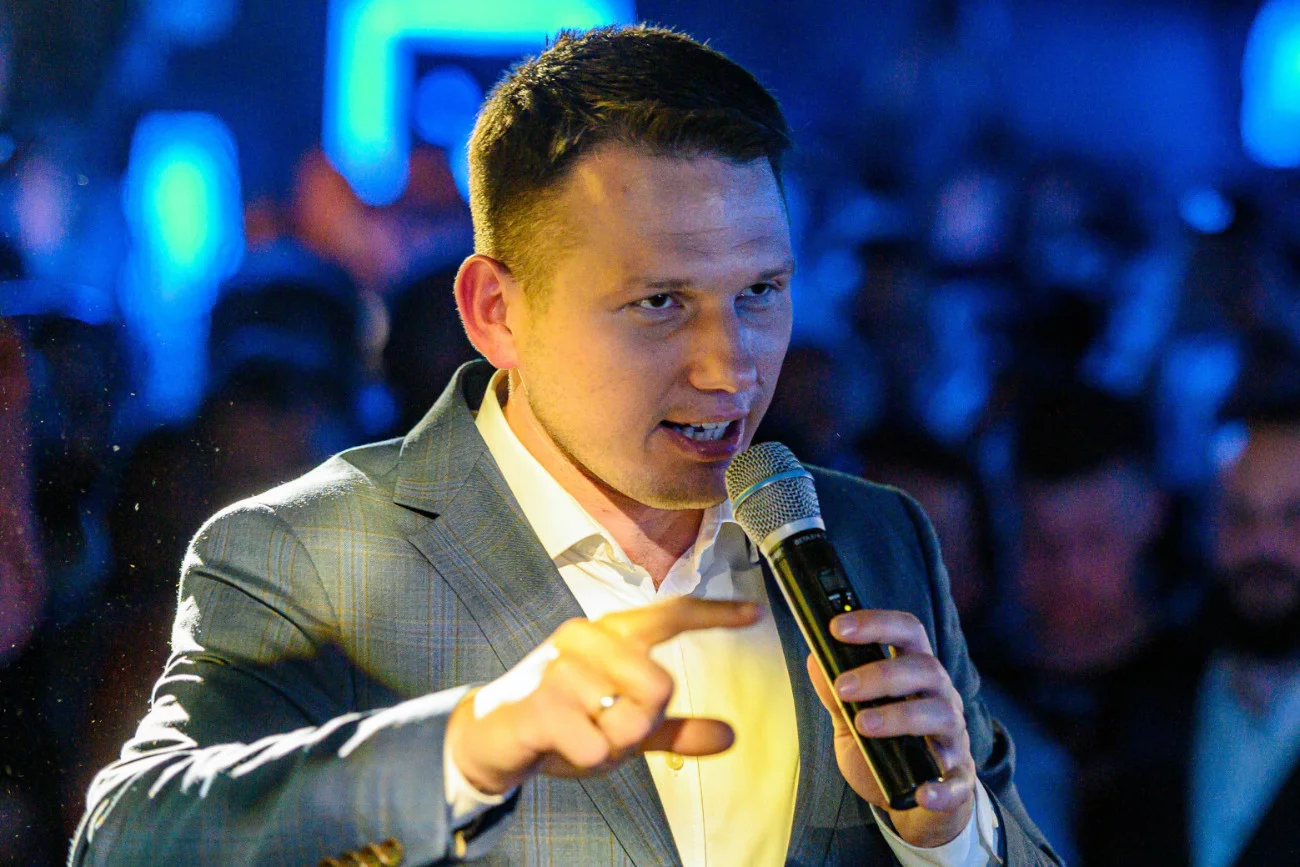 Piwo z Mentzenem z zakazem nagrywania. Lewica kpi, mamy komentarz z partii Sławomir Mentzen