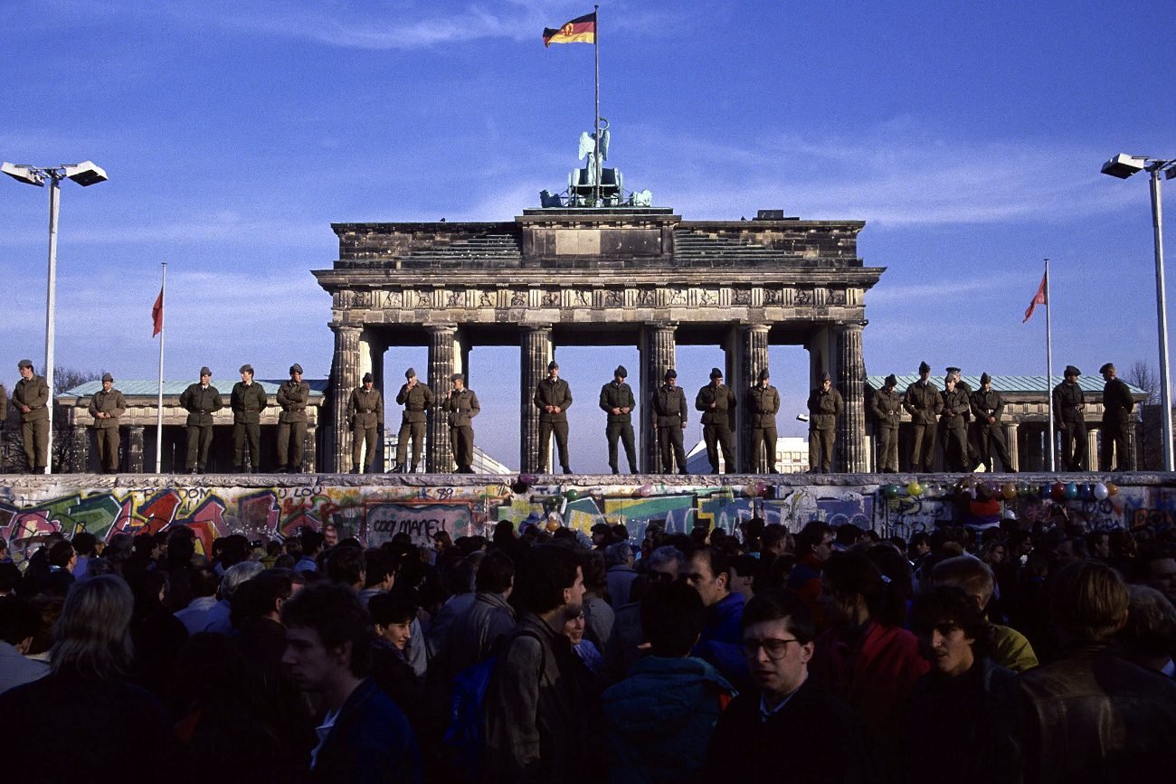 Według sondażu INSA większość Niemców nie uważa zjednoczenia państwa za sukces. Upadek muru berlińskiego i dzień zjednoczenia Niemiec.