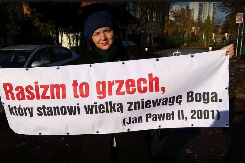 Kobieta z banerem, na którym był cytat z Jana Pawła II, weszła do kościoła pełnego oenerowców. Została wywleczona ze świątyni.