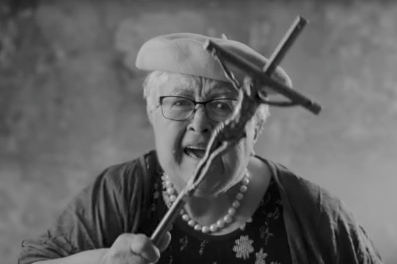 Ten klip raczej nie ma szans na zaistnienie w telewizji. Strachy na Lachy prosto i poruszająco: "Co się z nami stało?".