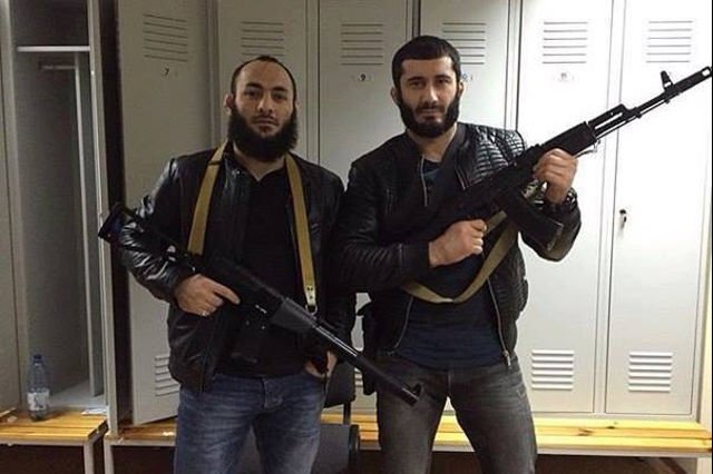 Mamed Chalidow i kałachy sieją grozę w sieci.