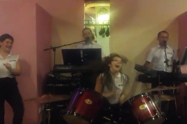 Szalona perkusistka podbija sieć.