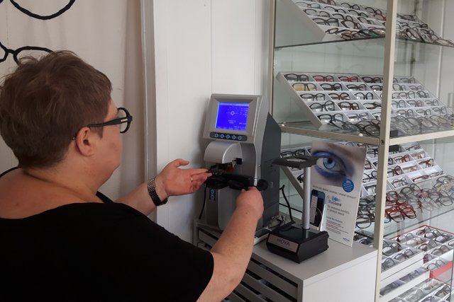 W zakładzie można nie tylko zrobić nowe okulary, ale także naprawić stare oprawki.
