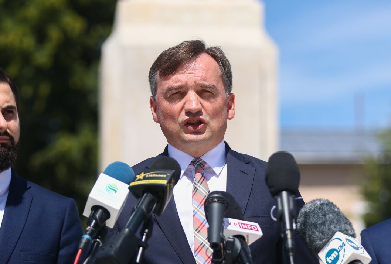 Zbigniew Ziobro interweniuje ws. pomnika smoleńskiego. Sprawa trafi do SN.