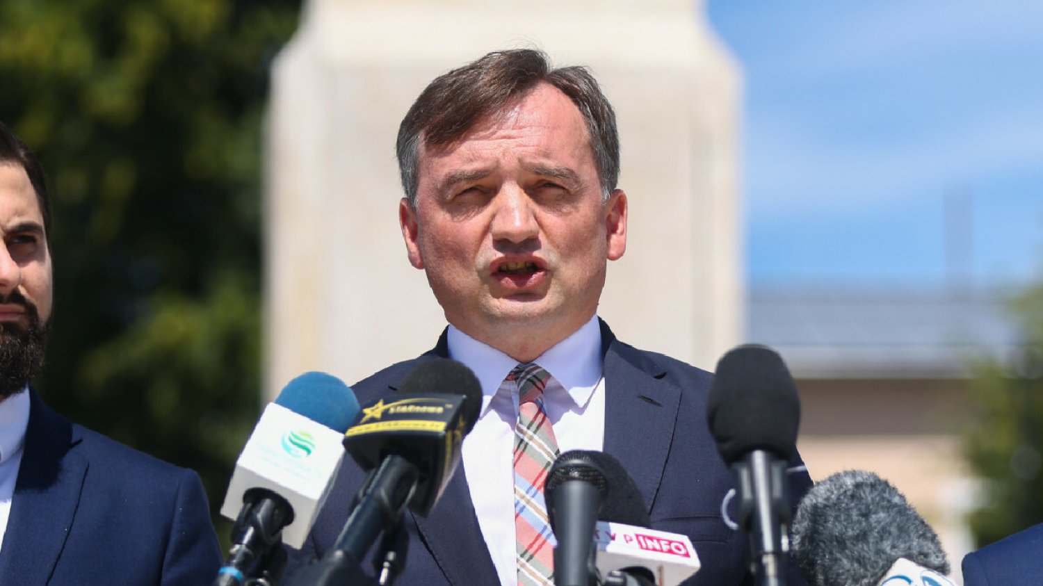 Zbigniew Ziobro interweniuje ws. pomnika smoleńskiego. Sprawa trafi do SN.