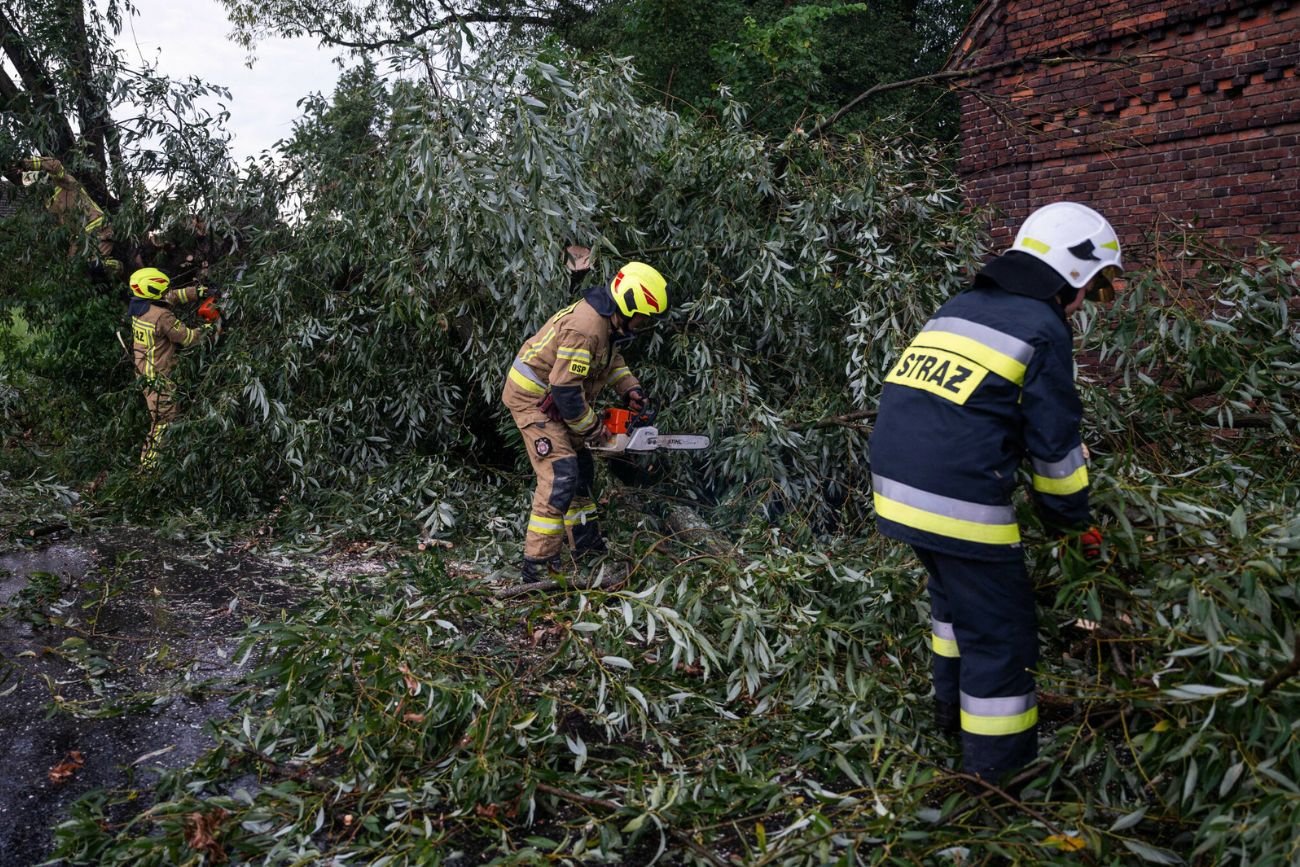 Poniedziałek Wielkanocny w Polsce miał tragiczny wymiar. Na południu kraju szalał halny. Jeden ze zwalonych konarów spadł na 43-letnią Annę i 7-letniego Tymoteusza w Rabce-Zdroju.