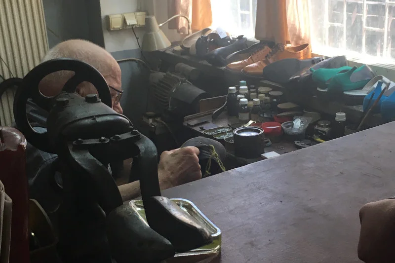 Pan Adam ma 80 lat, a w zakładzie przy Śniadeckich 1/15 pracuje od blisko 40 lat.