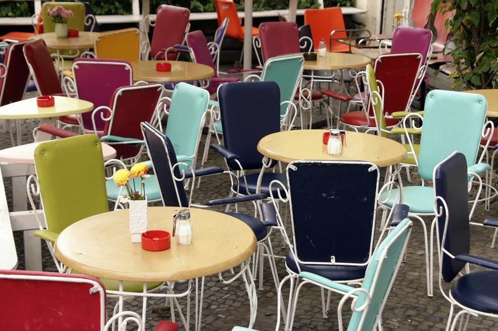 [url=http://shutr.bz/1ctajpT] Kolorowe krzesła w kawiarni w Berlinie [/url]