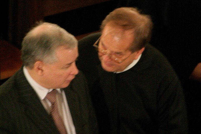 Partyjne konto PiS prześwietlone. Na nim zlecenie stałe: co miesiąc idzie 37 tys. zł na fundację o. Rydzyka