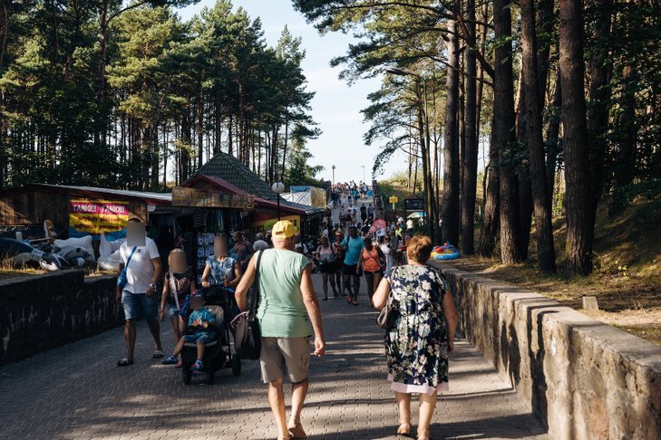 Gdzie Polacy będą mogli wyjechać na wakacje? Wiceszef resortu rozwoju mówi o możliwych kierunkach.