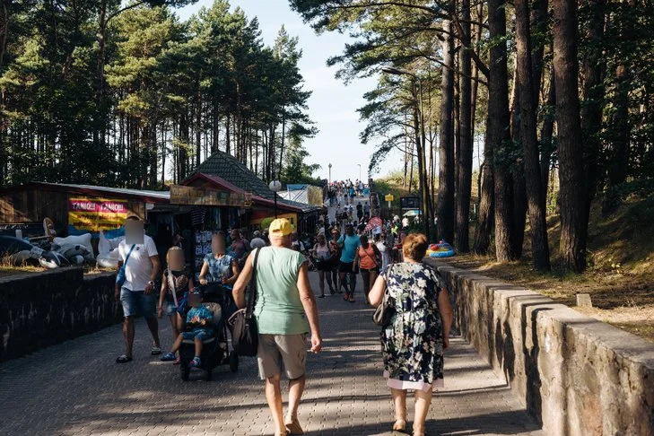 Gdzie Polacy będą mogli wyjechać na wakacje? Wiceszef resortu rozwoju mówi o możliwych kierunkach.
