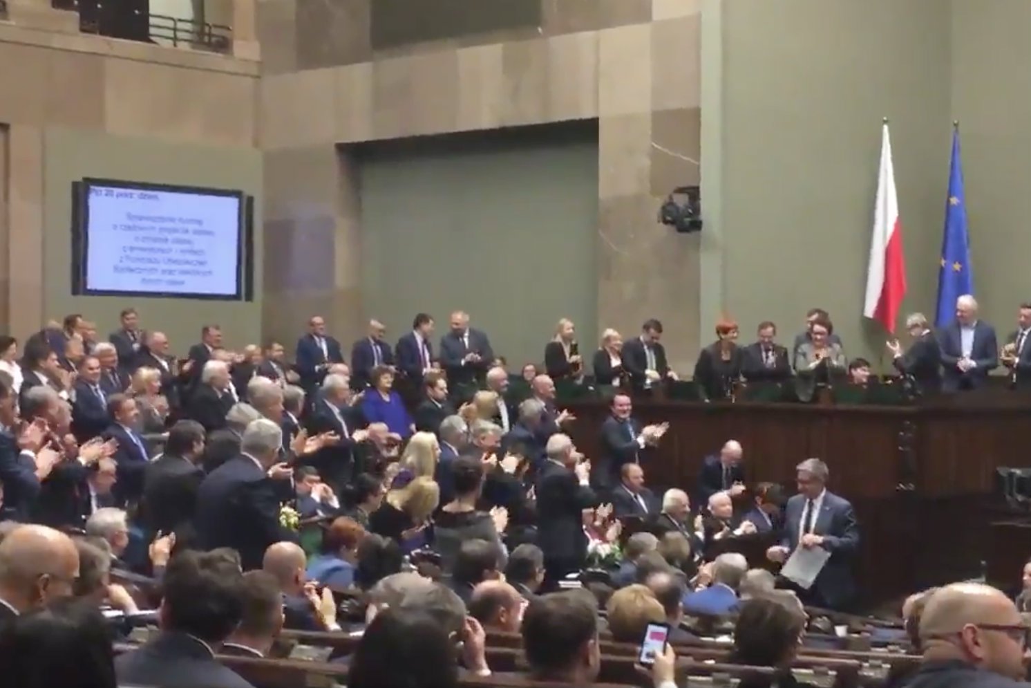 PiS zgotowało Elżbiecie Rafalskiej owację na stojąco po tym jak Sejm przegłosował podwyżki emerytur.