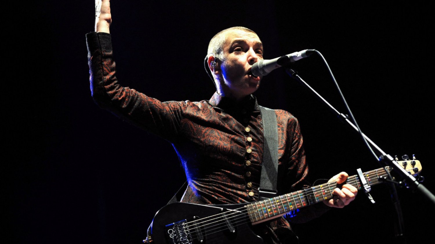 Sinead O'Connor podczas jednego z koncertów w 2013 r. Jedna z chorób, z którymi się borykała, nie ułatwiała jej publicznych występów.