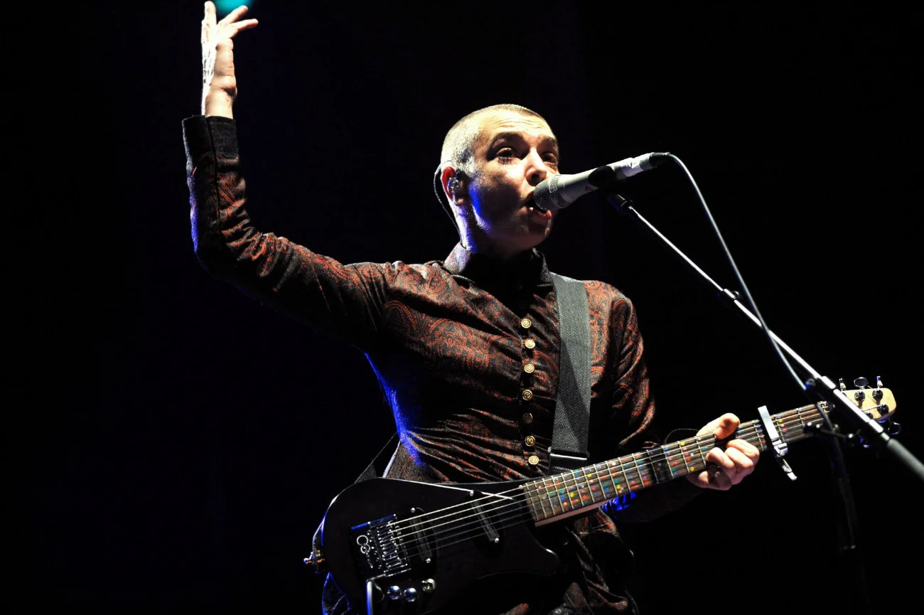Sinead O'Connor podczas jednego z koncertów w 2013 r. Jedna z chorób, z którymi się borykała, nie ułatwiała jej publicznych występów.