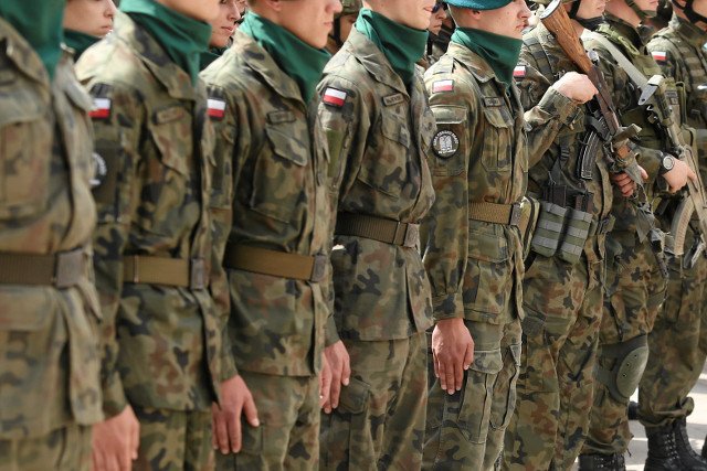 Wojskowi z Giżycka z zarzutami o pobicie policjantów.