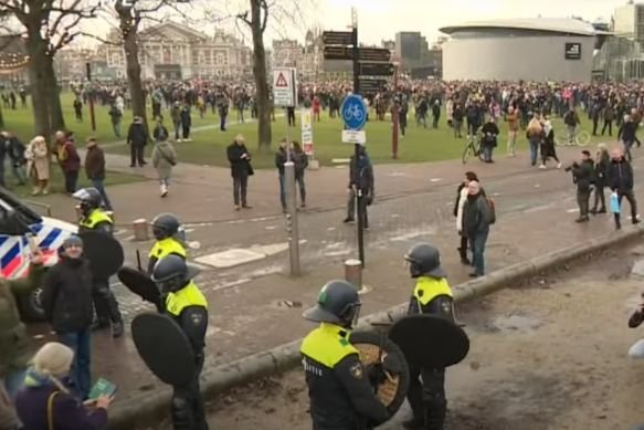 W Amsterdamie miała miejsce wielka demonstracja przeciwko obostrzeniom epidemicznym. Obostrzenia epidemiczne COVID-19 w Holandii: Demonstrancja w Amsterdamie przeciwko lockdownowi.