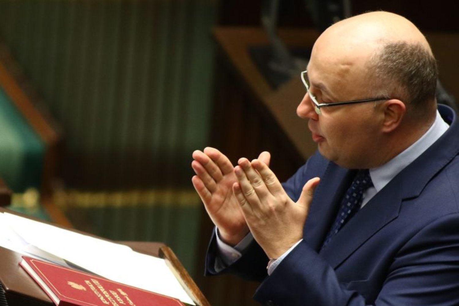 Poseł PO Robert Kropiwnicki zemdlał podczas wygłaszania przemówienia, które stanowiło część debaty nad wotum nieufności wobec szefa MSWiA Mariusza Kamińskiego.