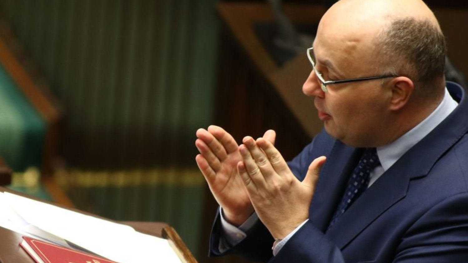 Poseł PO Robert Kropiwnicki zemdlał podczas wygłaszania przemówienia, które stanowiło część debaty nad wotum nieufności wobec szefa MSWiA Mariusza Kamińskiego.
