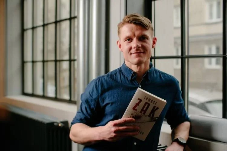 "Trzydziestka" to debiutancki kryminał Tomasza Żaka, który ma za sobą doświadczenie miejskiego radnego. W swojej pierwszej powieści skupił się na mrocznych kulisach sceny politycznej na szczeblu samorządowym.