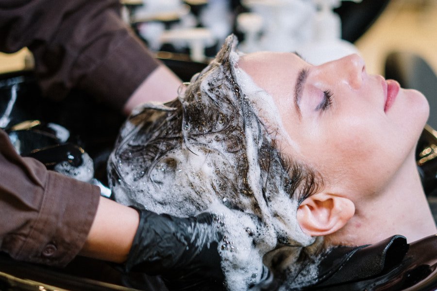 Wizyty u fryzjera są stresujące dla introwertyków