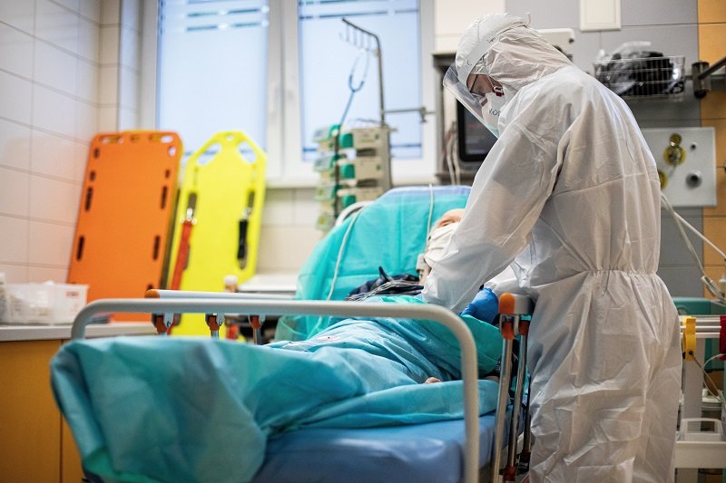 Z powodu rosnącej liczby zakażeń koronawirusem brakuje miejsc w szpitalach.