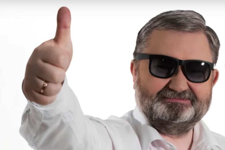 Karol Karski nie chciał dłużej czekać na start swojego samolotu z Rzeszowa do Warszawy, więc skorzystał z zaproszenia Marszałka Sejmu i wrócił "Air Kuchciński".