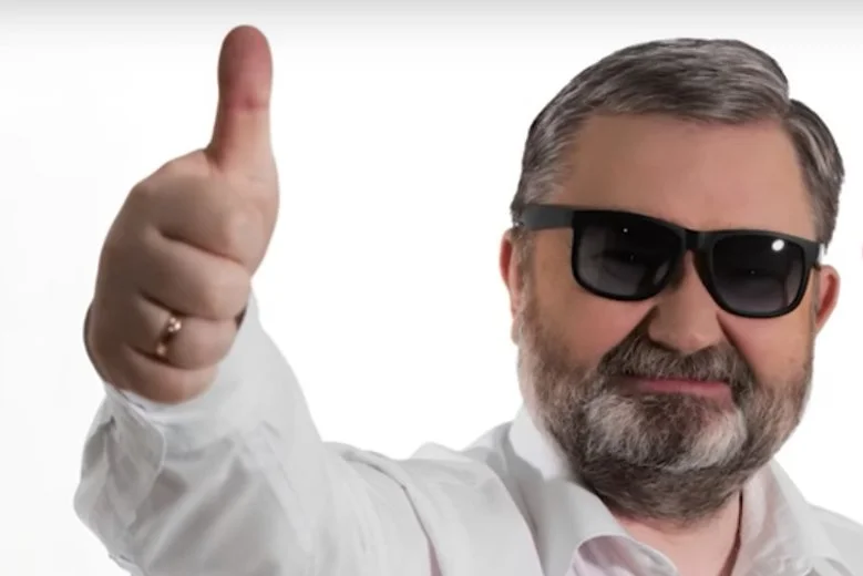 Karol Karski nie chciał dłużej czekać na start swojego samolotu z Rzeszowa do Warszawy, więc skorzystał z zaproszenia Marszałka Sejmu i wrócił "Air Kuchciński".