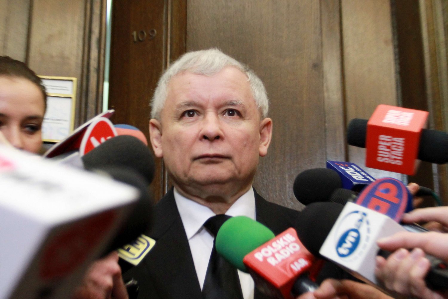 Jarosław Kaczyński w Sejmie otoczony przez dziennikarzy