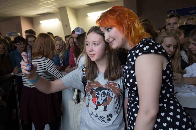 Red Lipstick Monster przez godziny rozdawała autografy i selfie z fanami. Subskrybentów na YT ma ponad 250 tysięcy.