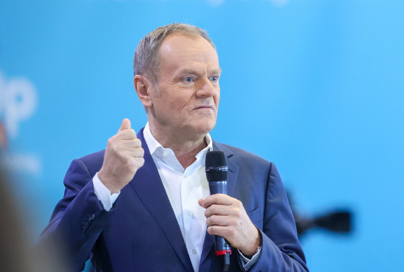 Tusk pozywa TVP. Powodem wymierzony w jego pierś celownik