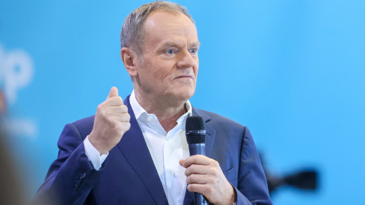 Tusk pozywa TVP. Powodem wymierzony w jego pierś celownik