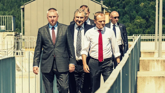 Gdy w Wadowicach postanowiliśmy odwołać władzę, natychmiast otrzymała ona wsparcie - z powietrza. Stanisław Kotarba, lokalny baron w otoczeniu nieoczekiwanych gości przybywających śmigłowcem z gospodarską wizytą.
