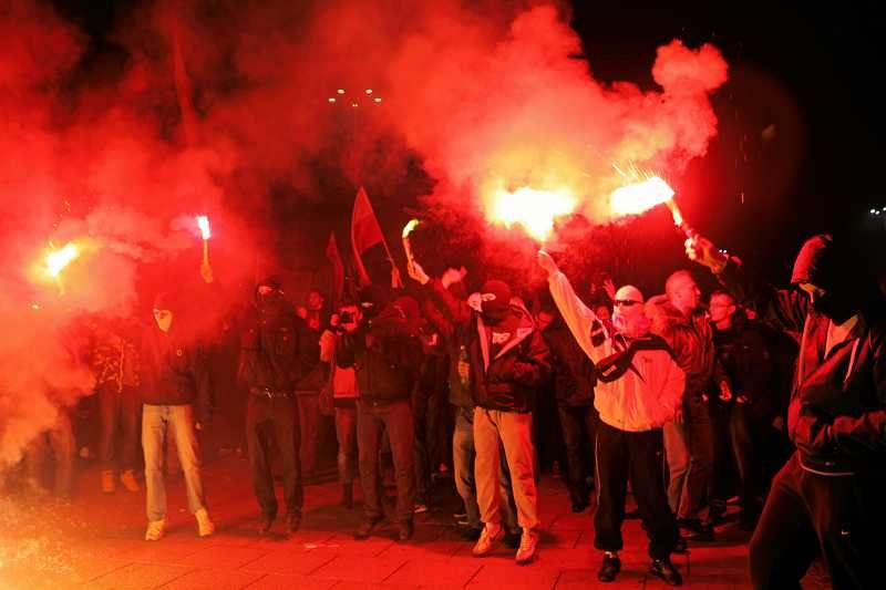 Palenie rac jest jednym z największych problemów na stadionach piłkarskich. Kibice używali ich także podczas Marszu Niepodległości.