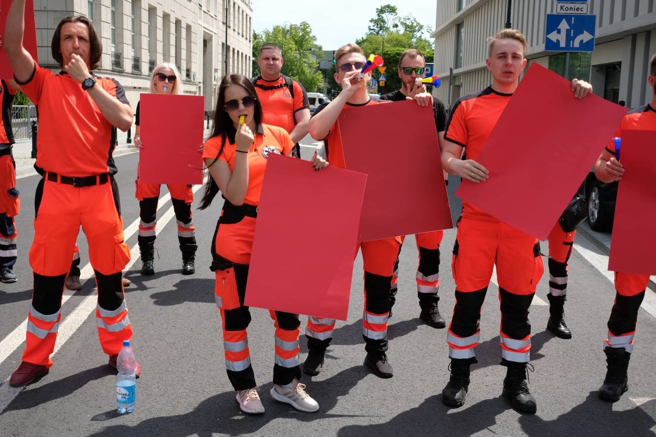 Przed siedzibą Ministerstwa Zdrowia w Warszawie od południa protestują ratownicy medyczni, którzy postulują o lepsze zarobki i powołanie samorządu zawodowego.