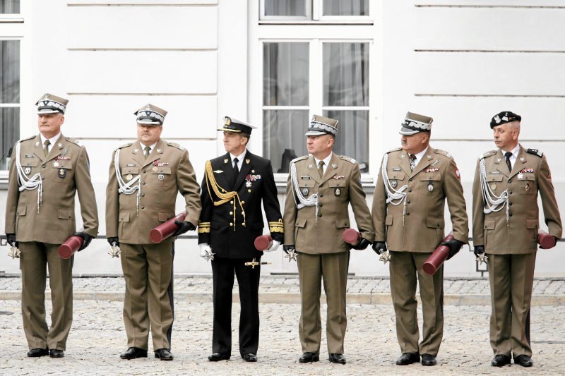 Po roku rządów ministra Macierewicza wojsko opuściły już setki wyższych oficerów.