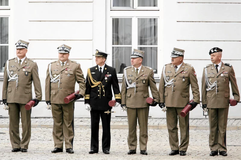Po roku rządów ministra Macierewicza wojsko opuściły już setki wyższych oficerów.