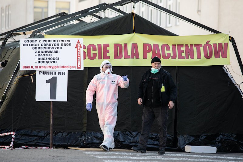 Zdjęcie poglądowe. Lublin, Wojewódzki Szpital Specjalistyczny. Z powodu wykrycia 2 przypadków zakażenia koronawirusem u pacjentów, zostały zamknięte 4 oddziały, w tym SOR.