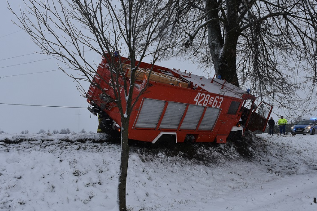 Wjechał wozem strażackim prosto w drzewo. Oto co okazało się na komisariacie